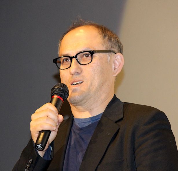 監督のスティーブン・ノムラ・シブル