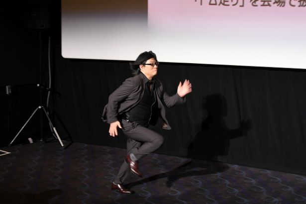 【写真を見る】全速力の“トム走り”ならぬ“トシ走り”を披露した森川智之