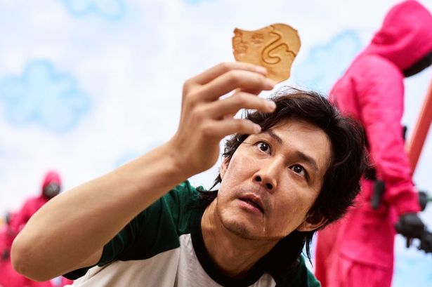 【写真を見る】謎の男に声をかけられ、イカゲームに参加することになったギフン(「イカゲーム」シーズン1)