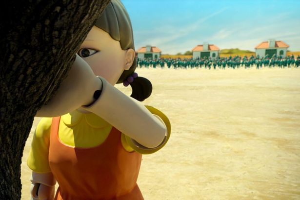 人形が背を向けている時だけ動ける、第1ゲーム「だるまさんが転んだ」(「イカゲーム」シーズン1)