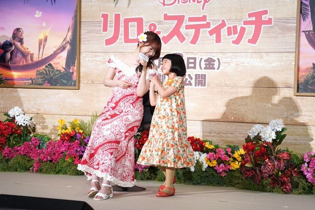 2人が並ぶ姿に会場から大きな拍手が湧き起こっていた