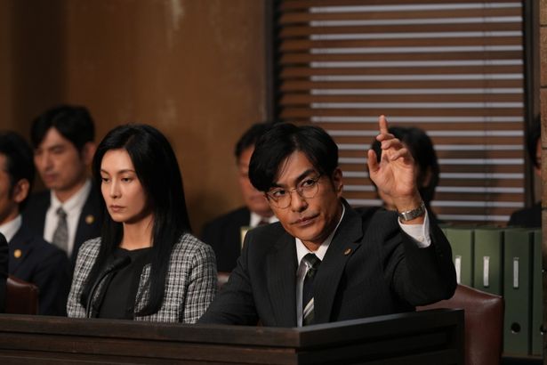 大和弁護士は、一点を見つめたままの律子のそばで、冷静に裁判を進める