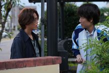 薮下を自宅まで追いかける鳴海を切り取ったカット