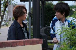 薮下を自宅まで追いかける鳴海を切り取ったカット