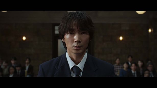【写真を見る】証言台に立つ薮下を切り取ったものなど場面写真も5点解禁