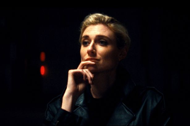 エリザベス・デビッキ演じるマキシーンを主演に抜擢するホラー映画の監督(『MaXXXine マキシーン』)