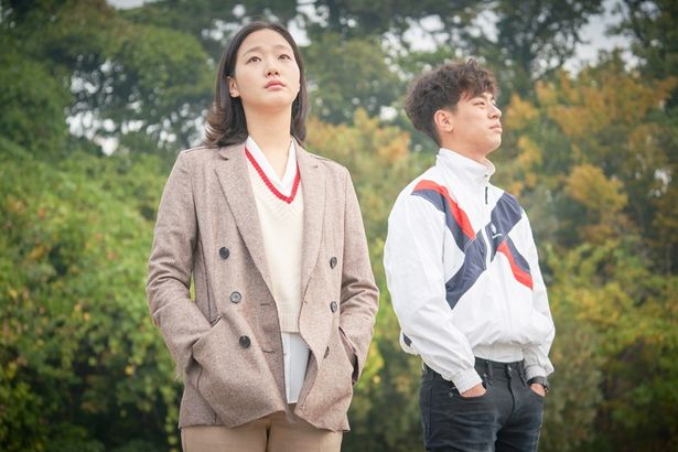 韓国芸術総合学校の1年先輩で韓国映画界を牽引する俳優となったパク・ジョンミンと共演(『サンセット・イン・マイ・ホームタウン』)