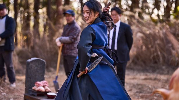 『破墓／パミョ』では悪霊を鎮める儀式の場面で神がかり的な名演技を披露した