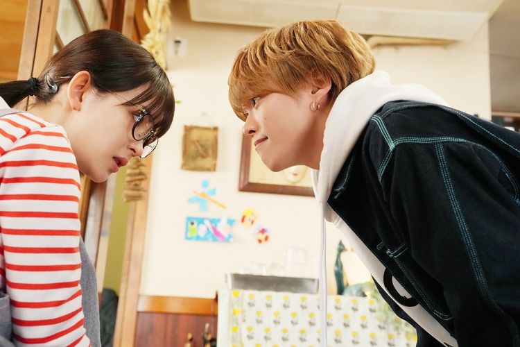 畑芽育に、なにわ男子の大橋和也がバックハグ!?『君がトクベツ』胸キュンシーンを捉えた場面写真が公開