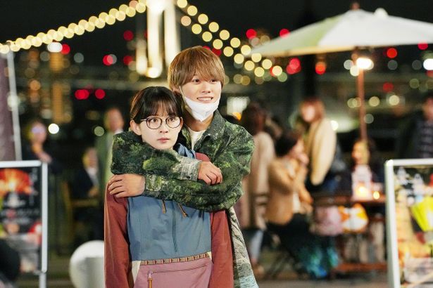 【写真を見る】胸キュン！畑芽育を大橋和也がバックハグ