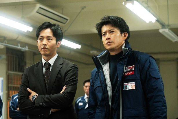 【写真を見る】DMATの指揮官と厚生労働省の役人を、それぞれ演じた小栗旬と松坂桃李のタッグも見もの！