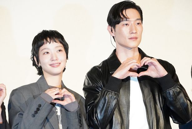 【写真を見る】“最強”の関係を体現したキム・ゴウンとノ・サンヒョン、一緒にハートポーズ！