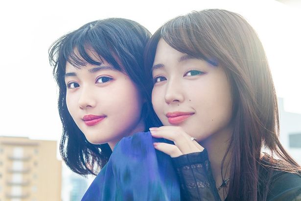 【写真を見る】撮影中は美容トークで盛り上がったという原菜乃華＆なえなのを撮り下ろし！