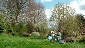 フローレンス・ピューが髪を剃るシーンのメイキング映像が解禁！