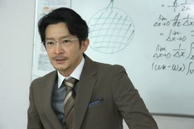 『キャンドルスティック』津田健次郎、知性と色気が交差する“数学者“役を収めた本編映像をちら見せ！