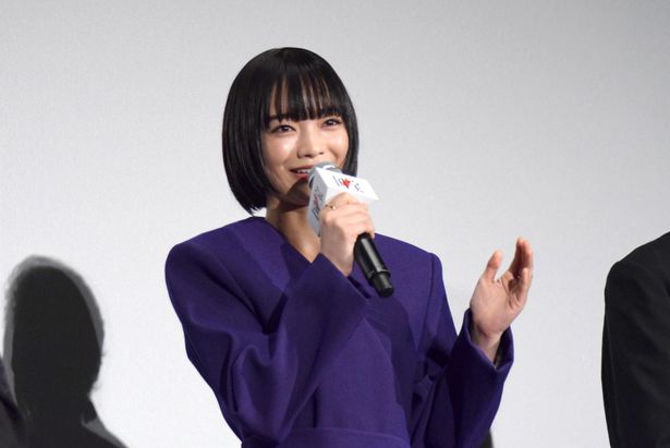 藤駒を演じる見上愛