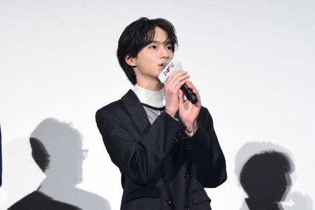 大垣俊介(少年時代)を演じる越山敬達