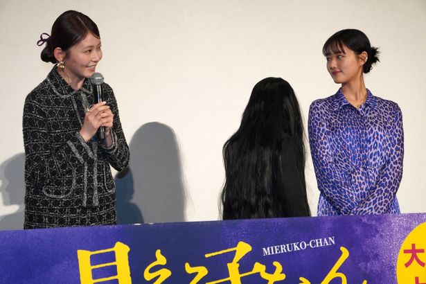 【写真を見る】霊がうろつく舞台挨拶!? 原菜乃華は、冷や汗止まらず