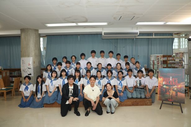 2日目の訪問先は、那覇市立那覇中学校！妻夫木たちのサプライズ登場に、32名の生徒が歓喜