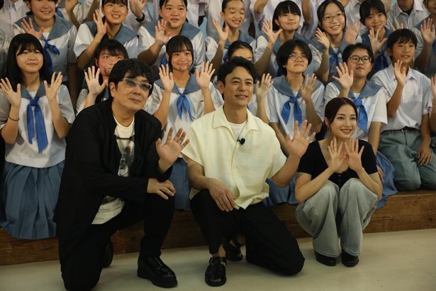 前日の試写会で、招待されていた生徒に「明日ねー」と声をかけてしまった妻夫木