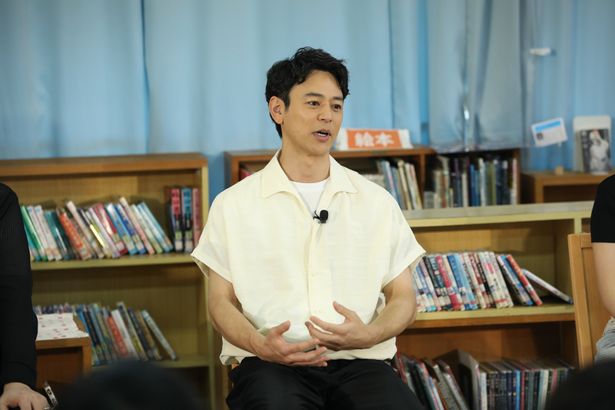 作品のテーマや沖縄の歴史などについて、真剣な面持ちで意見を交わしていく