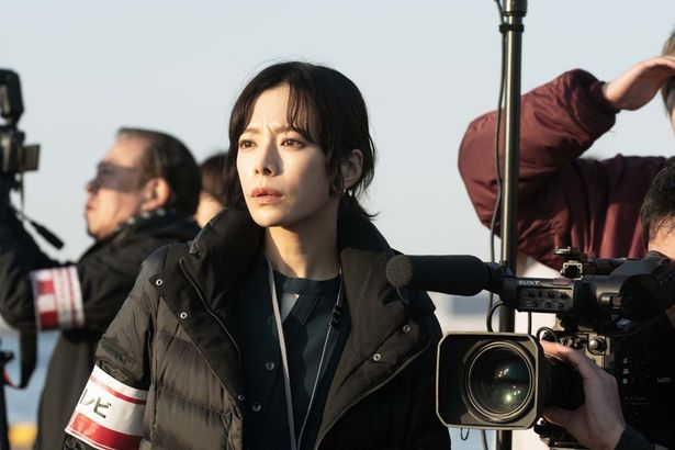 記者の上野(桜井ユキ)はマスコミの報道の在り方について、この事態を通じて考え直していく