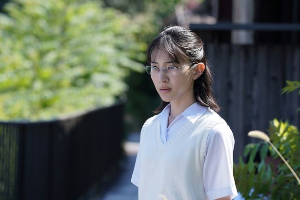 現在はライターとして働く鈴子。美雪の小説の内容を聞き、訝しむ