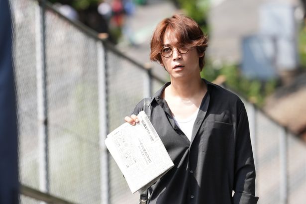 「週刊春報」の記者で、薮下のことを実名報道した鳴海