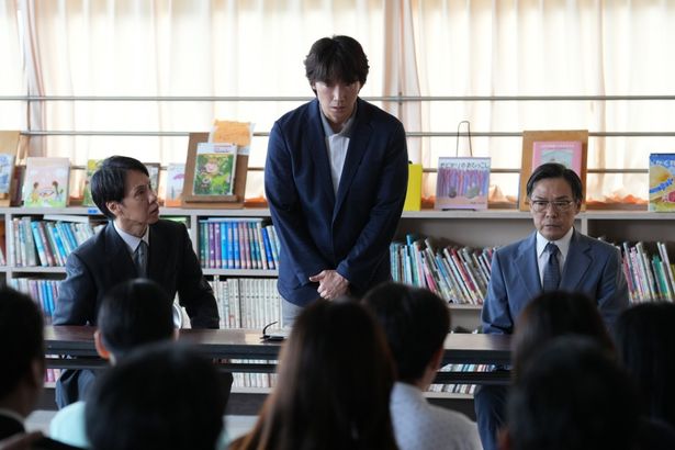 保護者説明会の場で、体罰について謝罪する薮下