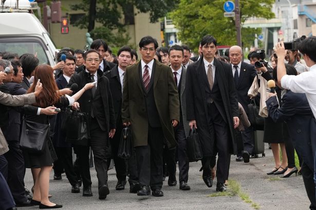 北村一輝演じる律子側の弁護人、大和。550人もの弁護団を率いる