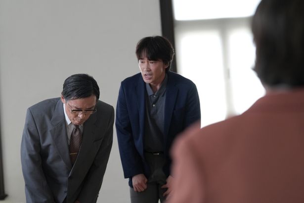 薮下が通う小学校の校長、段田(左)。薮下の体罰事件を丸く収めたいと考えている