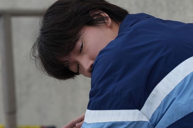 【写真を見る】綾野剛のゾクッとする目つき…圧倒的演技で“殺人教師”の薮下を演じ、観る者をまどわす