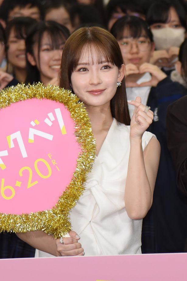 約100名の高校生とともに記念撮影を行う畑芽育