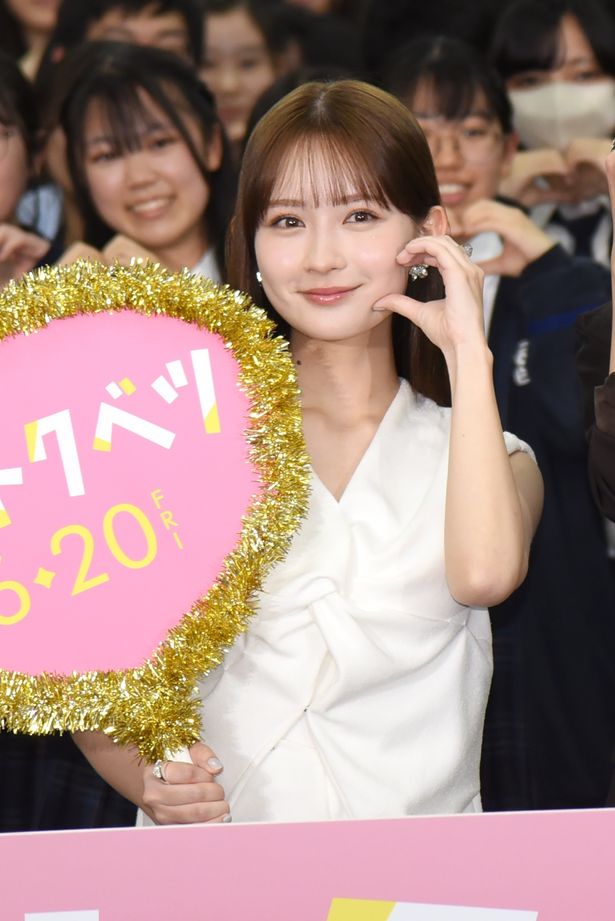 約100名の高校生とともに記念撮影を行う畑芽育
