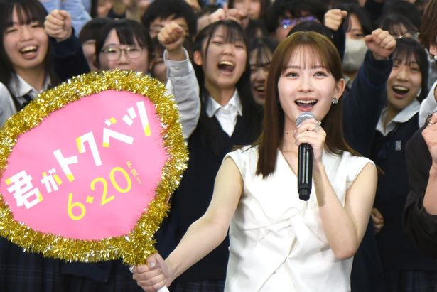 約100名の高校生とともに記念撮影を行う畑芽育