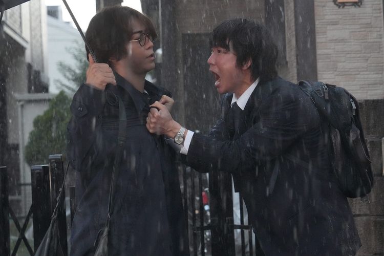 綾野剛＆亀梨和也14年ぶり共演『でっちあげ　～殺人教師と呼ばれた男』大雨対峙シーン＆息ピッタリのインタビュー映像