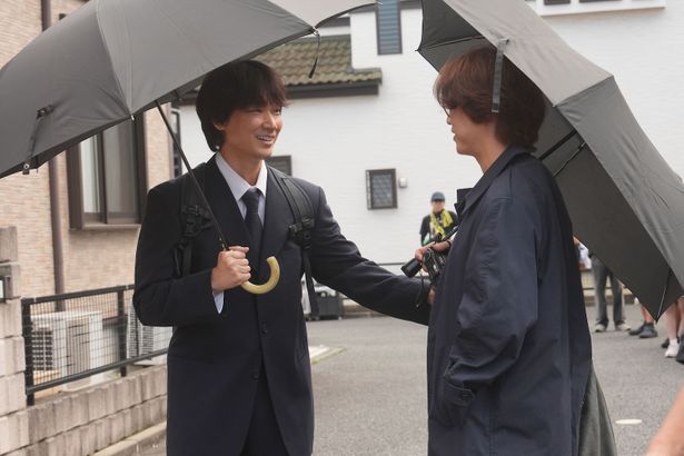 テスト後の綾野剛と亀梨和也を捉えたメイキング写真
