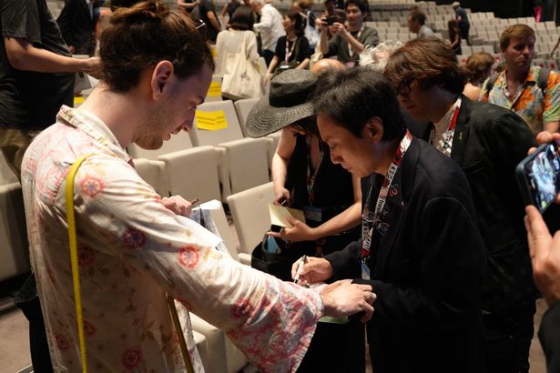 青木監督へのサイン攻めは会場内からスタート