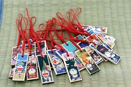 シリーズ全30作のイラストがデザインされた木札型ストラップが発売！