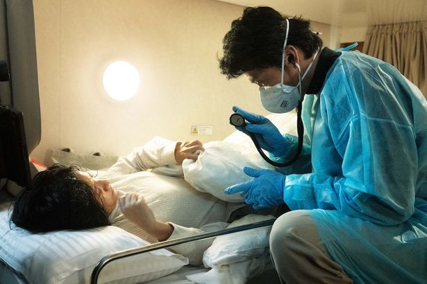 乗客だけでなく乗員の存在もいることが伝わるシーン