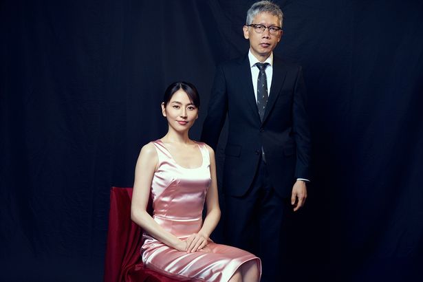 【写真を見る】自身の“黒い”部分を出したという矢口監督と、まるで“人形”のように美しい長澤まさみを撮り下ろし！