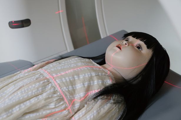 人形のアヤをCTスキャンにかけると、恐るべき事実が明らかに