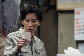 ヤヒロは工場長(滝藤賢一)より紹介された事務所を訪れ、「事故物件住みますタレント」として活動することに