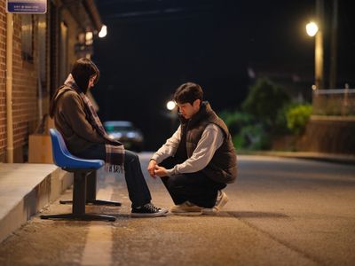 ベンチで俯き加減に向き合うソナとジヌ