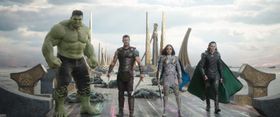 アベンジャーズの一員、ソー(クリス・ヘムズワース)が活躍する人気シリーズ第3弾『マイティ・ソー/バトルロイヤル』が首位に