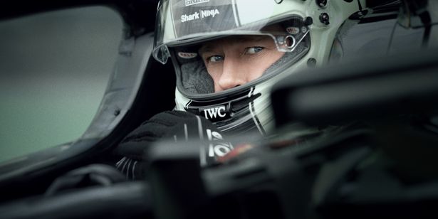 【写真を見る】ブラッド・ピットが時速300km超えのフォーミュラカーを操縦！F1のスピードを体感