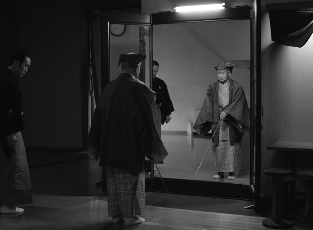 映画『六つの顔』では、受章記念公演が行われた特別な1日に寄り添いながら、万作の過去と現在の姿を浮かび上がらせる