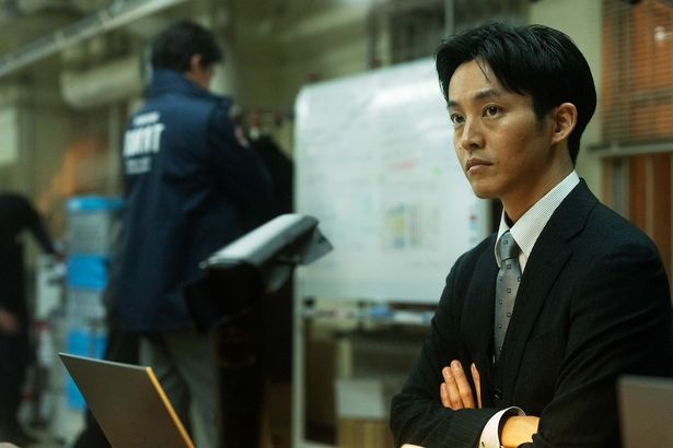松坂桃李が演じる立松信貴は厚生労働省から派遣された役人