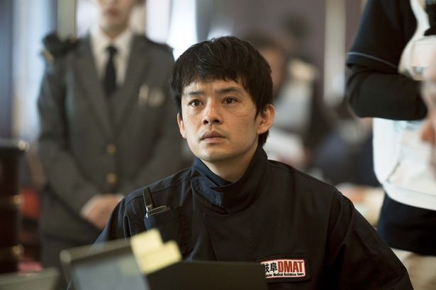 池松壮亮が演じる真田春人は地元の岐阜に家族を残し横浜に駆けつけた「DMAT」隊員