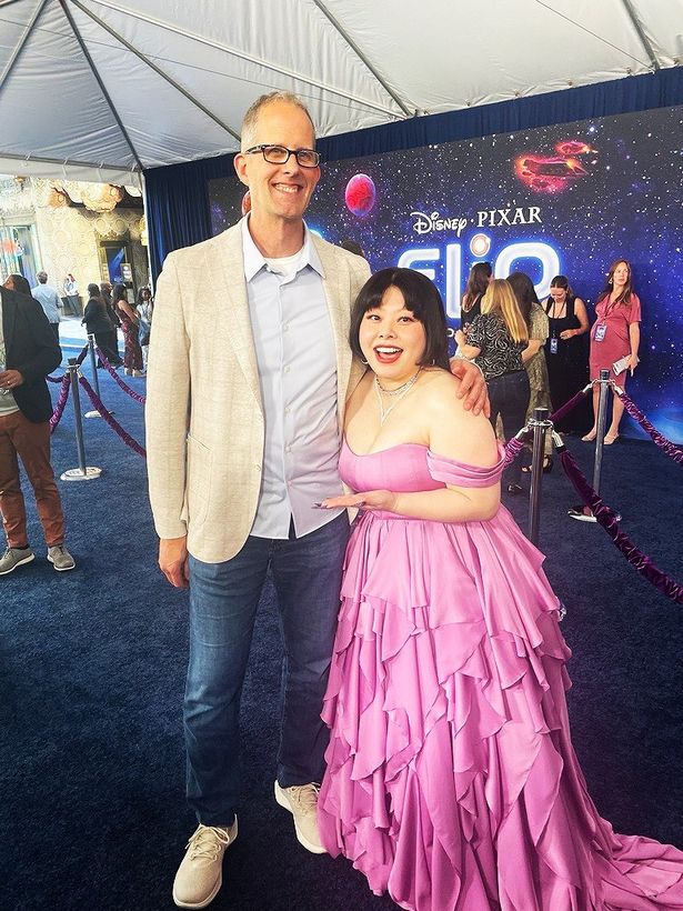 【写真を見る】ピート・ドクターと笑顔を見せる渡辺直美！演じたエイリアン、オーヴァをイメージしたドレス姿